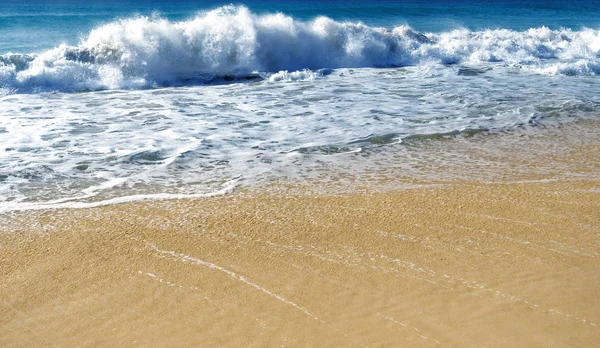 Αφρό της θάλασσας από τα κύματα που σκάνε στην παραλία — Φωτογραφία Αρχείου