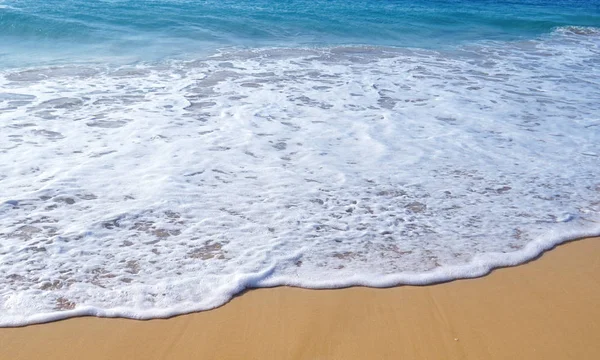 Espuma marina hecha por las olas — Foto de Stock