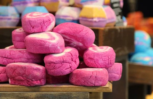 Pila de barras de jabón rosa hechas a mano —  Fotos de Stock