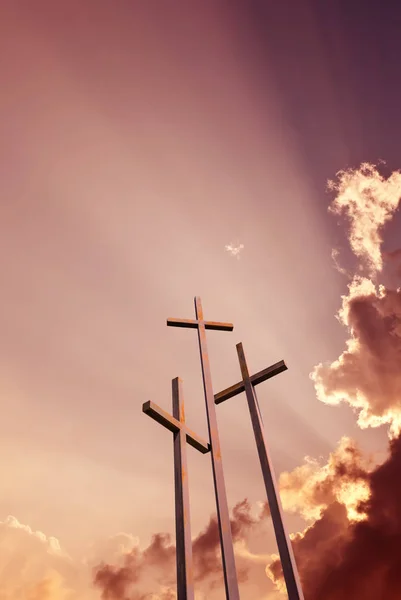 Três cruzes sobre o céu dramático brilhante imagem vertical — Fotografia de Stock