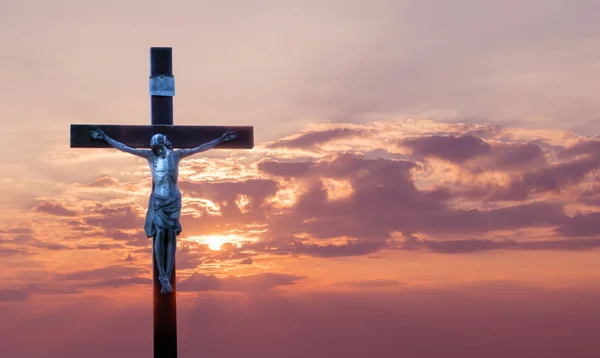 Jesus Cristo na cruz sobre o fundo do amanhecer — Fotografia de Stock