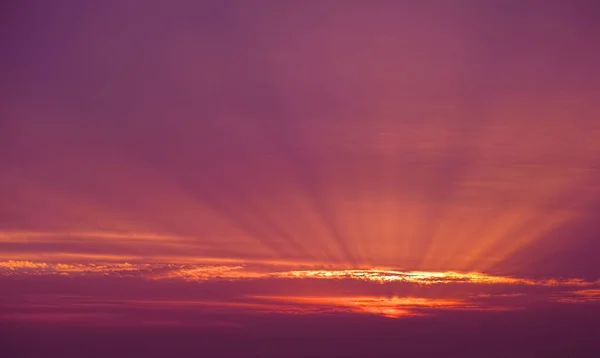 Apus maiestuos sau răsărit de soare cu nori fundal — Fotografie, imagine de stoc