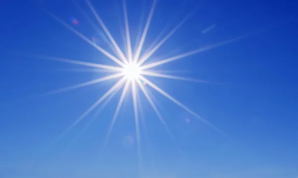 Sol brilhante brilhante no céu azul nublado — Fotografia de Stock