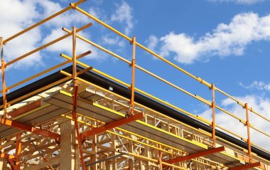 Turuncu ve sarı renkli demiryolu kenar koruma 