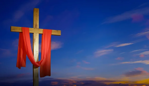 Cross draped in red represents Lenten Season — Stock Photo, Image