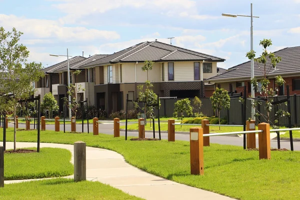 Casas modernas em um bairro suburbano — Fotografia de Stock