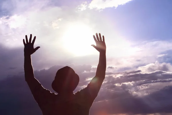 Hombres saludando sol concepto de espiritualidad —  Fotos de Stock