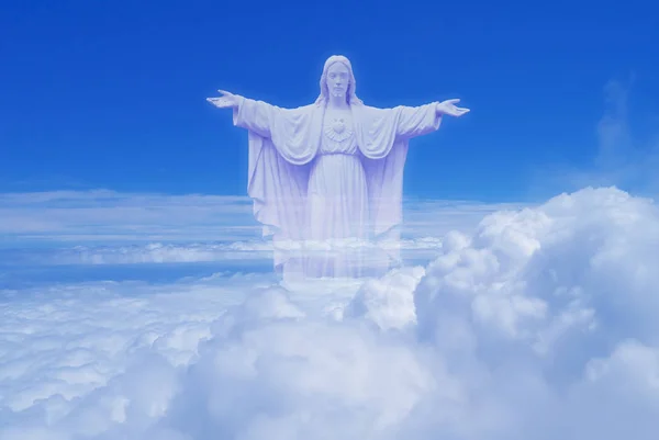 Статуї Святого Серця над хмарним небом — стокове фото