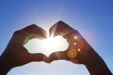 İki eli kalp şekil verme