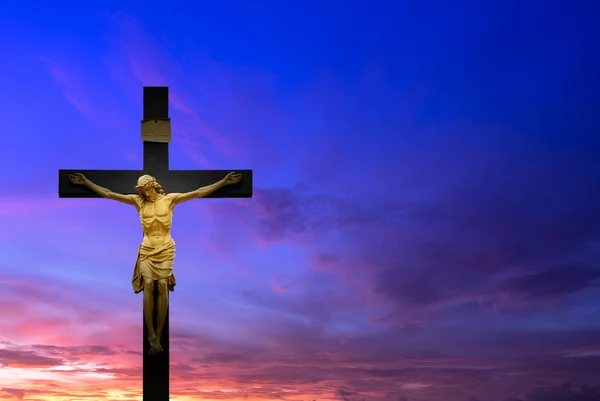 基督教的十字架，在美丽的日落背景 — 图库照片