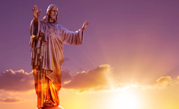 Les statues du Sacré-Cœur sur le ciel dramatique — Photo