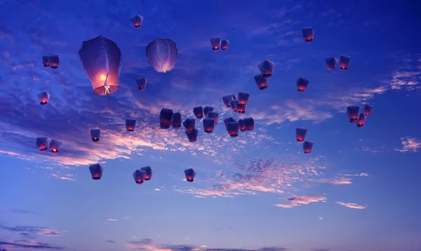 Faroles voladores en el cielo —  Fotos de Stock