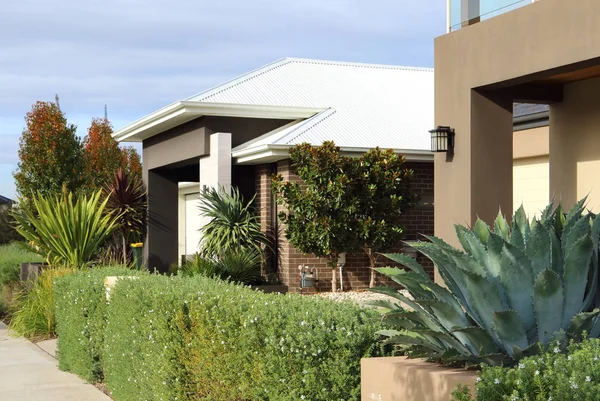 Casas modernas en barrio suburbano — Foto de Stock