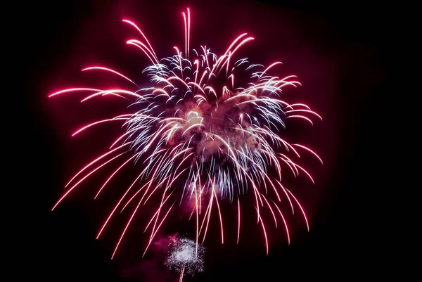 Vermelho magnífico fundo fogos de artifício — Fotografia de Stock