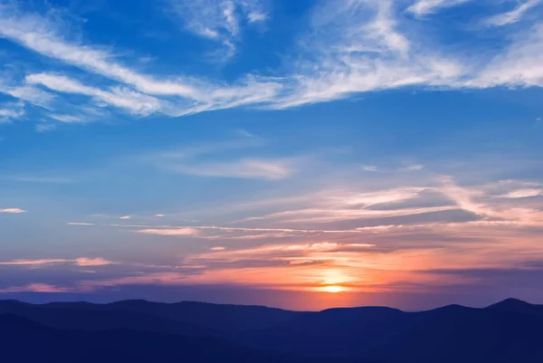 Удивительная сцена заката солнца — стоковое фото