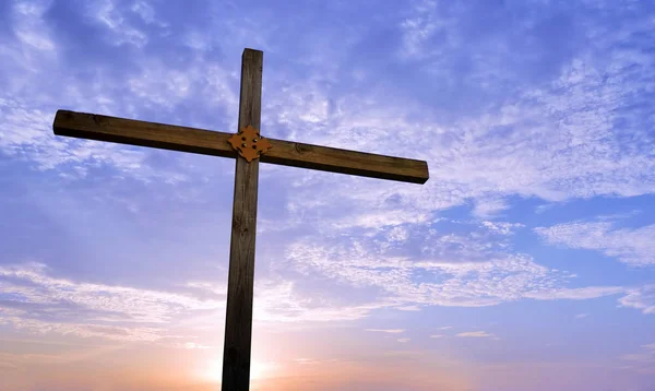 Christliches Kreuz über schönen Himmelshintergrund — Stockfoto