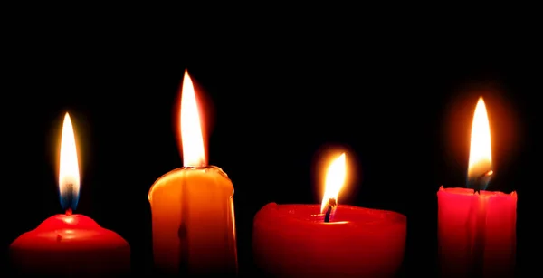 검은 배경 위에서 촛불을 밝히는 모습 — 스톡 사진