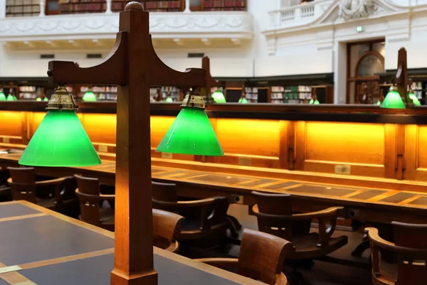 Bibliothèque verte lampes équipement d'éclairage — Photo