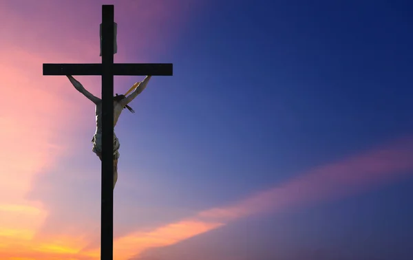 Jesus Cristo na cruz sobre o fundo do amanhecer — Fotografia de Stock