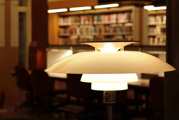 Matériel d'éclairage de lampe bibliothèque rétro — Photo