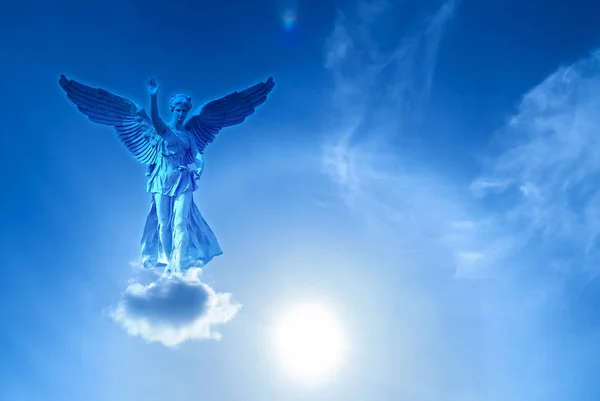 Άγγελος γλυπτικής πάνω από το φωτεινό ουρανό — Φωτογραφία Αρχείου