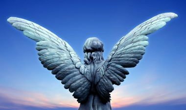 Açık gökyüzü üzerinde Melek kanatları