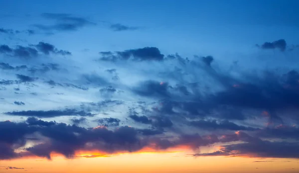 Μαγευτικό ηλιοβασίλεμα ή Ανατολή ηλίου με φόντο σύννεφα — Φωτογραφία Αρχείου