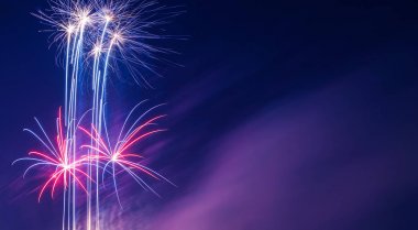Görkemli çok renkli havai fişek arka plan 