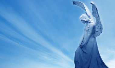 Mavi gökyüzü arka plan din kavramı üzerinde Angel