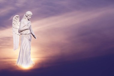 Melek heykel parlak gökyüzü üzerinde 