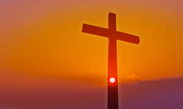 Σταυρό πάνω από το όμορφο ηλιοβασίλεμα φόντο με αντίγραφο χώρου — Φωτογραφία Αρχείου