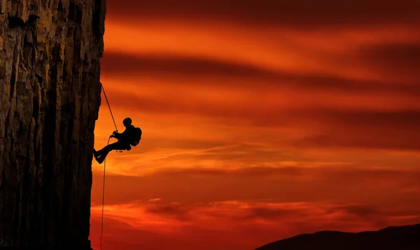 Silhouette rampicante sul bellissimo tramonto — Foto Stock