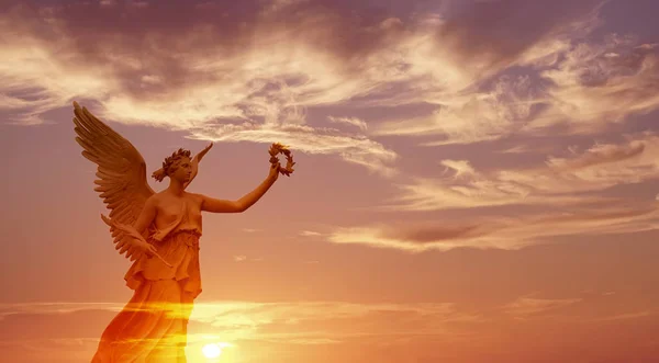 Άγγελος στον ουρανό πάνω από την όμορφη πανοραμική θέα στο ηλιοβασίλεμα — Φωτογραφία Αρχείου