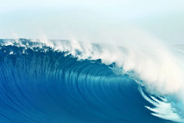 Μπλε μεγάλα ωκεάνια ισχυρό κύμα — Φωτογραφία Αρχείου