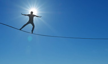 Highline walker mavi gökyüzü arka plan üzerinde 
