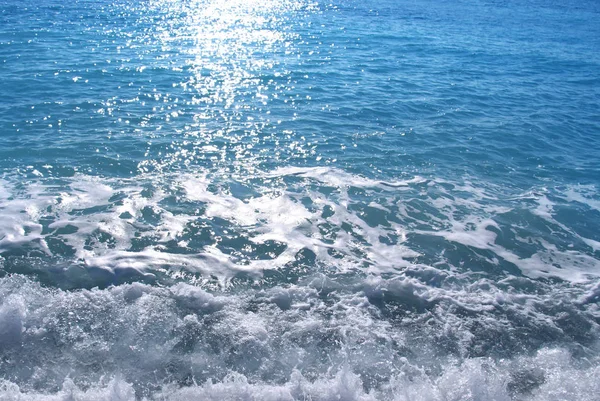 Морська піна, зроблена хвилями, що ламаються на березі — стокове фото