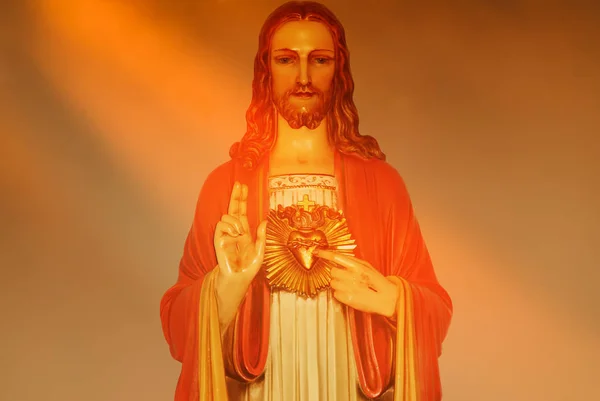 Sacro Cuore Statua su sfondo luminoso — Foto Stock