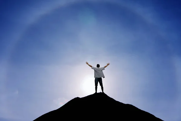 Winner man standing on the top of hill — Stock Photo, Image