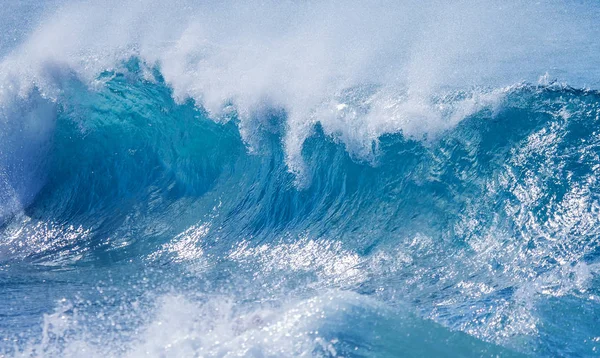 Dalgalar tarafından yapılan deniz köpüğü 