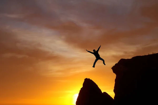 Skaczący Człowiek tle niebo zachód słońca — Zdjęcie stockowe
