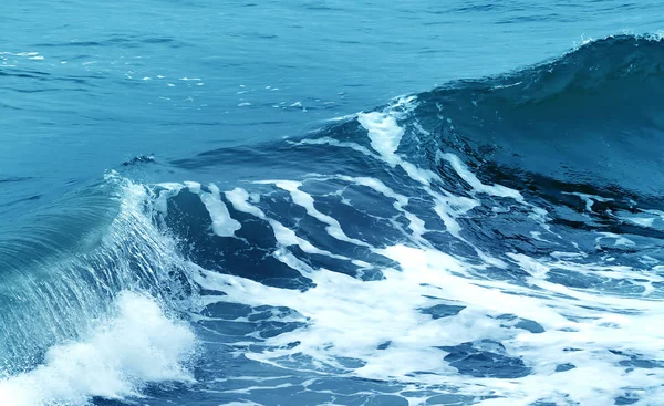 Dalgalar tarafından yapılan deniz köpüğü 