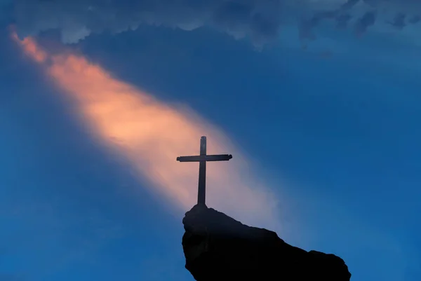 Хрест над красивим фоном неба Ліцензійні Стокові Фото