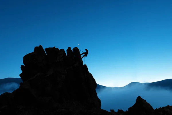 岩石的登山者极限运动和登山概念 — 图库照片
