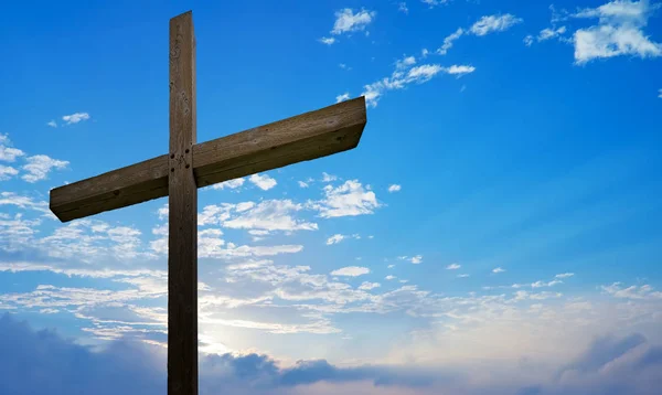 Christliches Kreuz über schönen Himmelshintergrund — Stockfoto