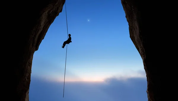 Silueta de escalador de montaña — Foto de Stock