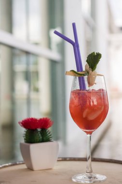 Kırmızı serin aşağı buzlu içeceklerle