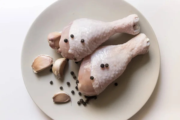 A plate of raw chicken drumsticks — Stock Photo, Image