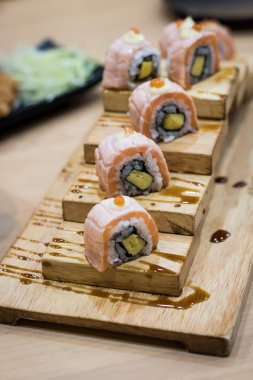 Japon suşi bir ahşap plaka üzerinde