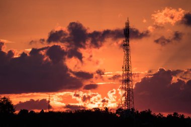  radyo kuleleri ile arka planda gökyüzü günbatımı