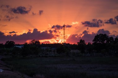  radyo kuleleri ile arka planda gökyüzü günbatımı